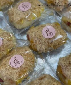 Bánh mì xúc xích trứng muối