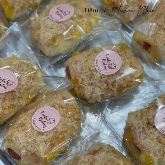 Bánh mì xúc xích trứng muối