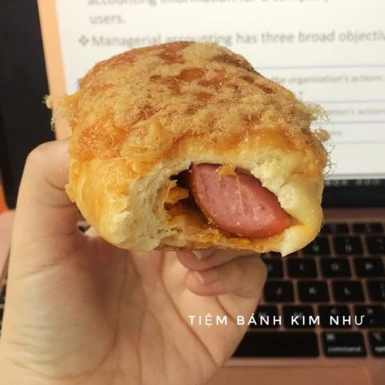 bánh mì xúc xích trứng muối