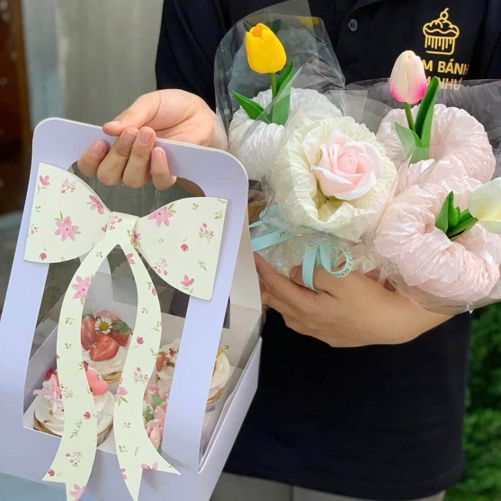 set bánh kem 4 cup cake và bó hoa