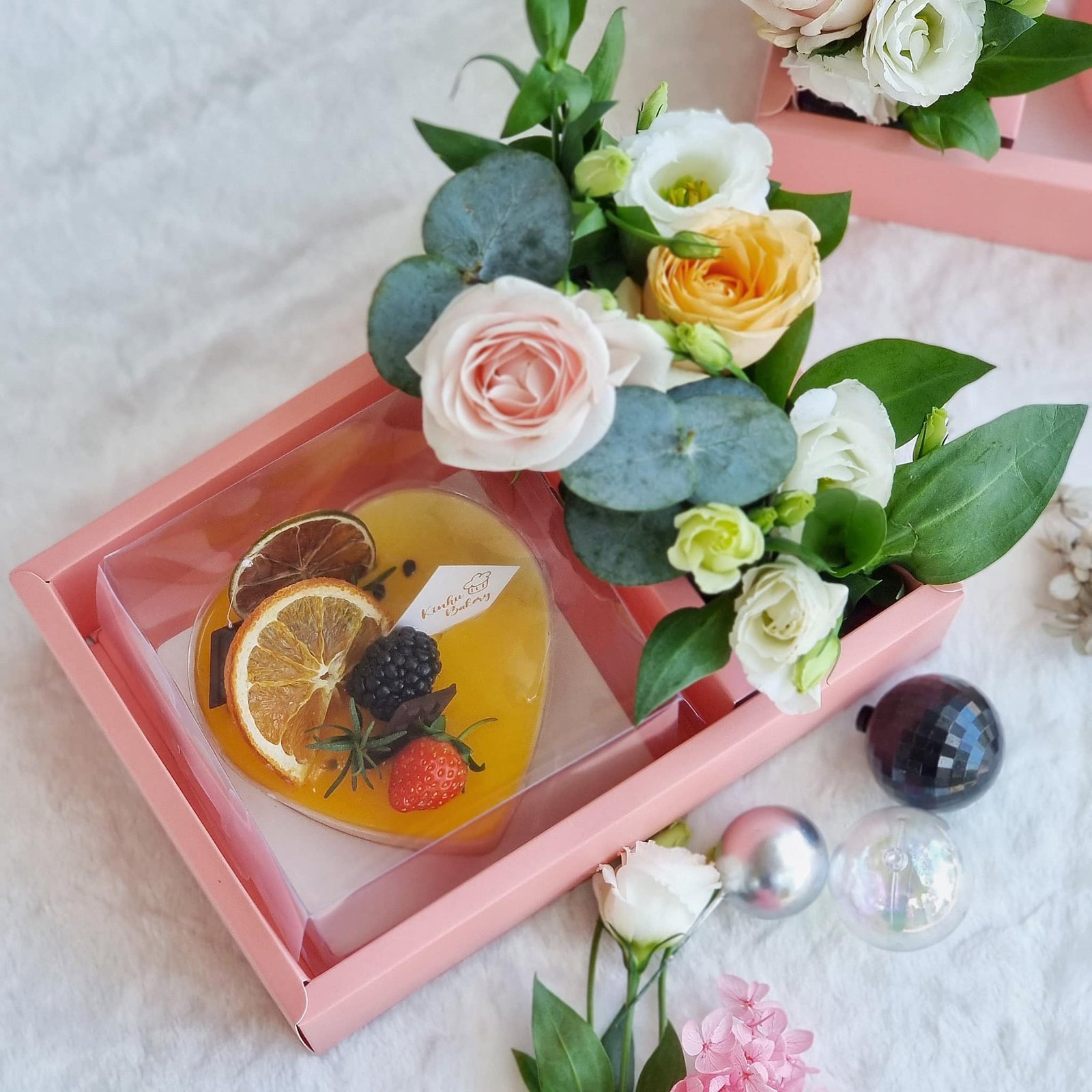 set bánh và hoa tươi