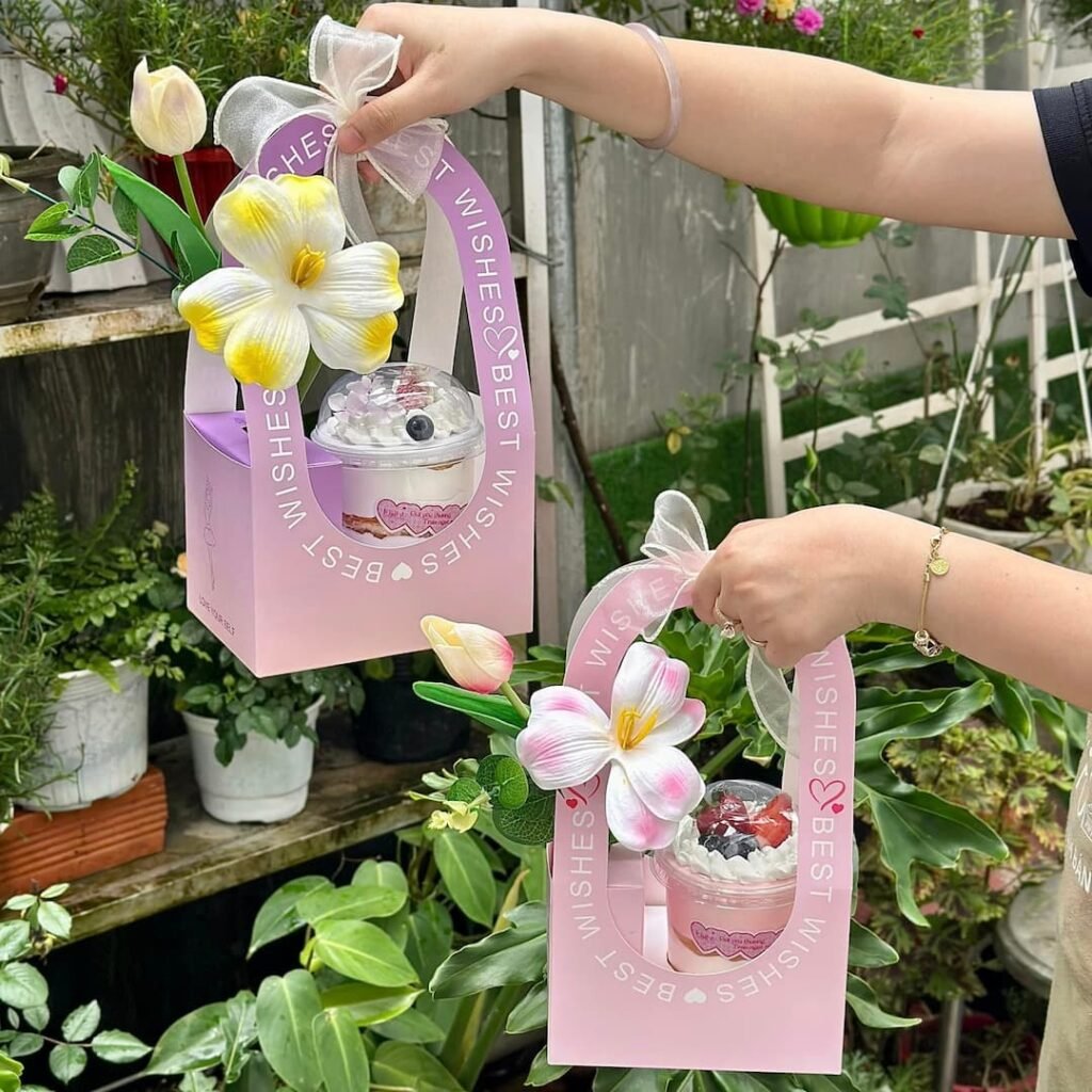 set quà tặng 20 tháng 10 từ cupcake và hoa