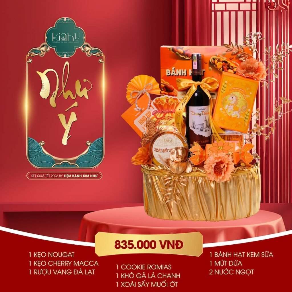 Bánh kẹo tết và rượu vang trong set quà hiện đại tone màu vàng