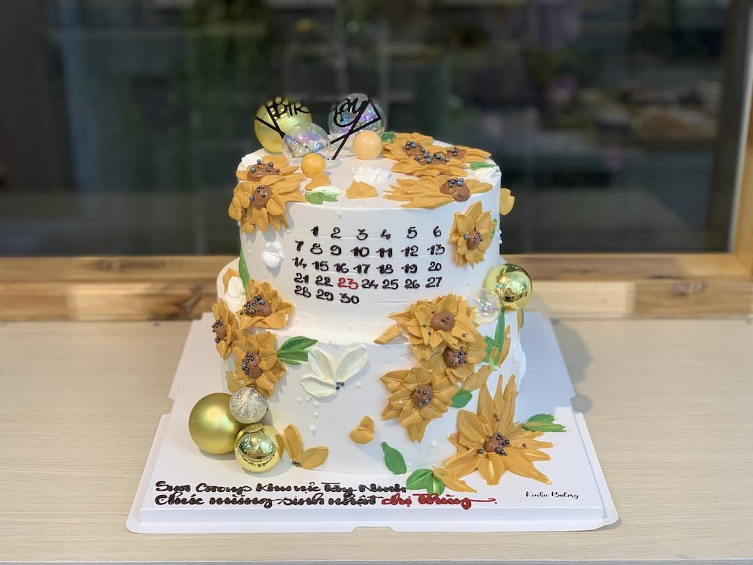Trang trí bánh kem 2 tầng cực đẹp | beautiful 2-tier cream cake decoration  | Dieulinhcake - YouTube