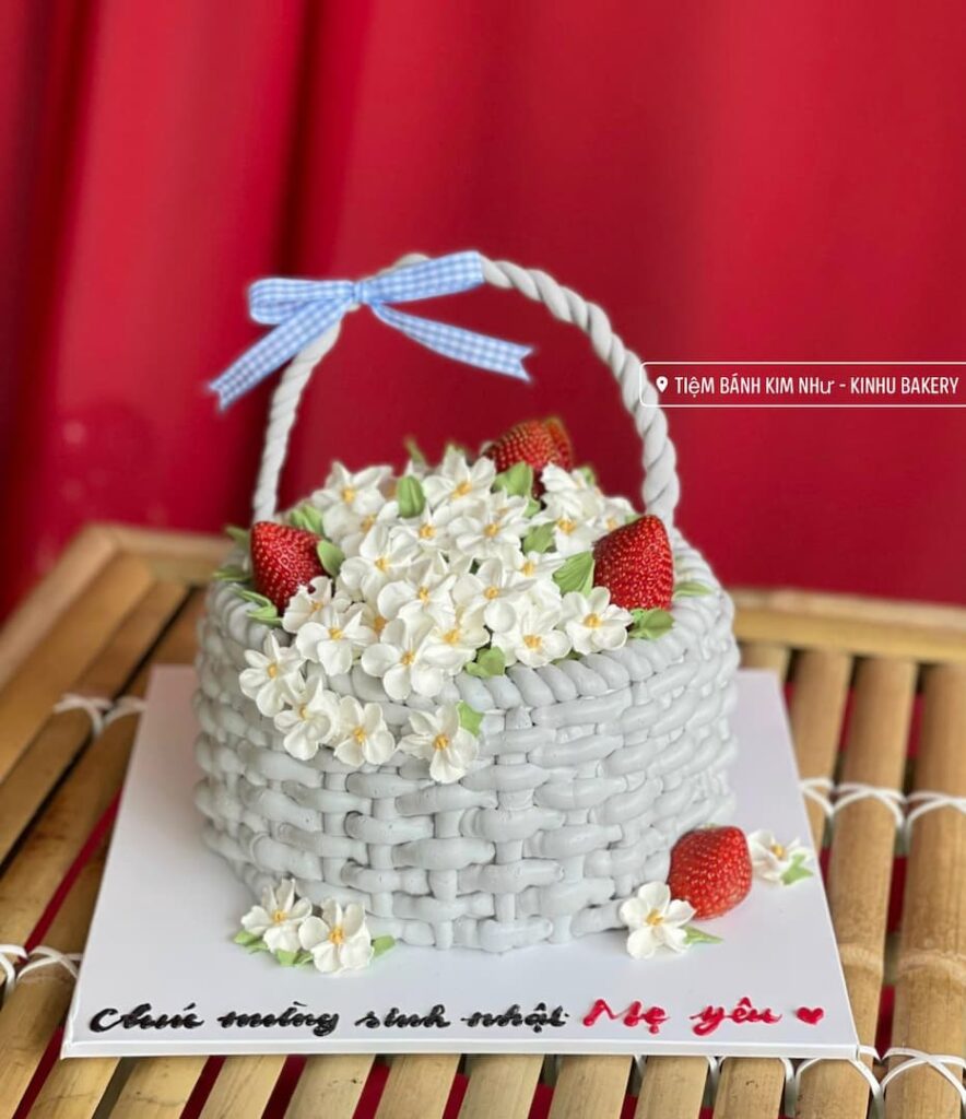 Bánh kem đẹp dành cho nữ - hình giỏ hoa