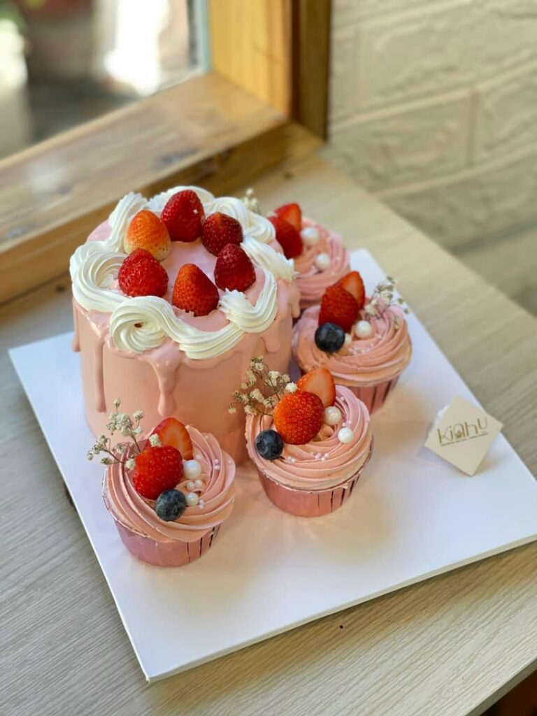 bánh kem màu hồng đẹp dành cho nữ kết hợp cùng cupcake