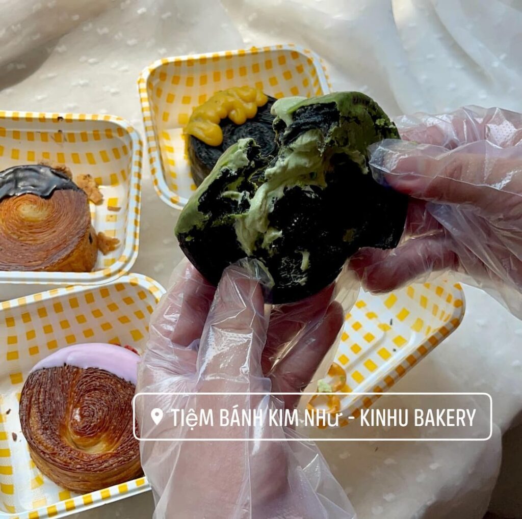Bánh croissant cuộn hay còn gọi là New York Roll cake