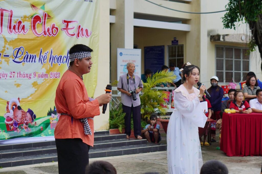 bánh trung thu từ thiện cho học sinh