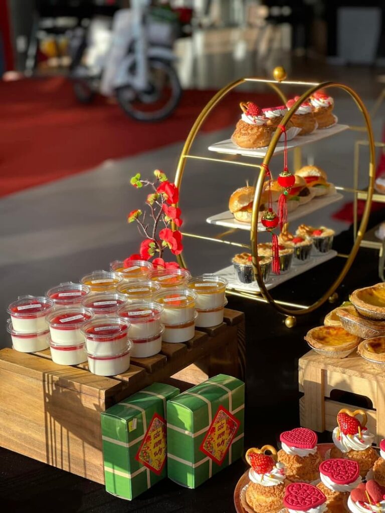 trang trí tết cho bánh ngọt