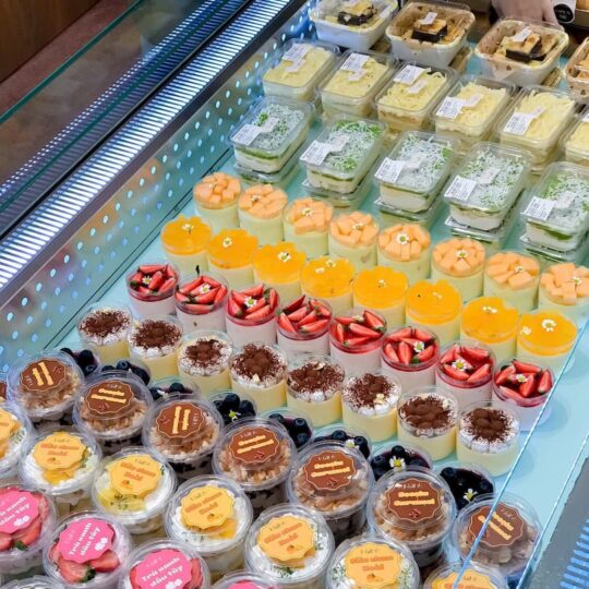 Bánh ngọt và mousse nhiều vị