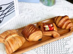 CROISSANT PAIN AU CHOCOLATE