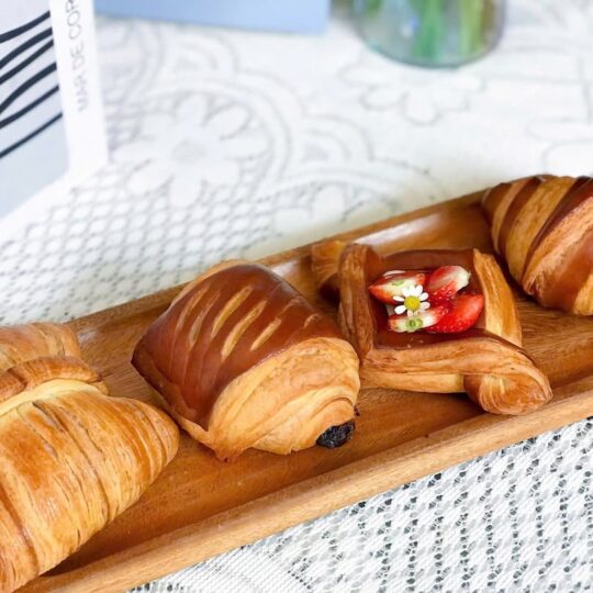 CROISSANT PAIN AU CHOCOLATE