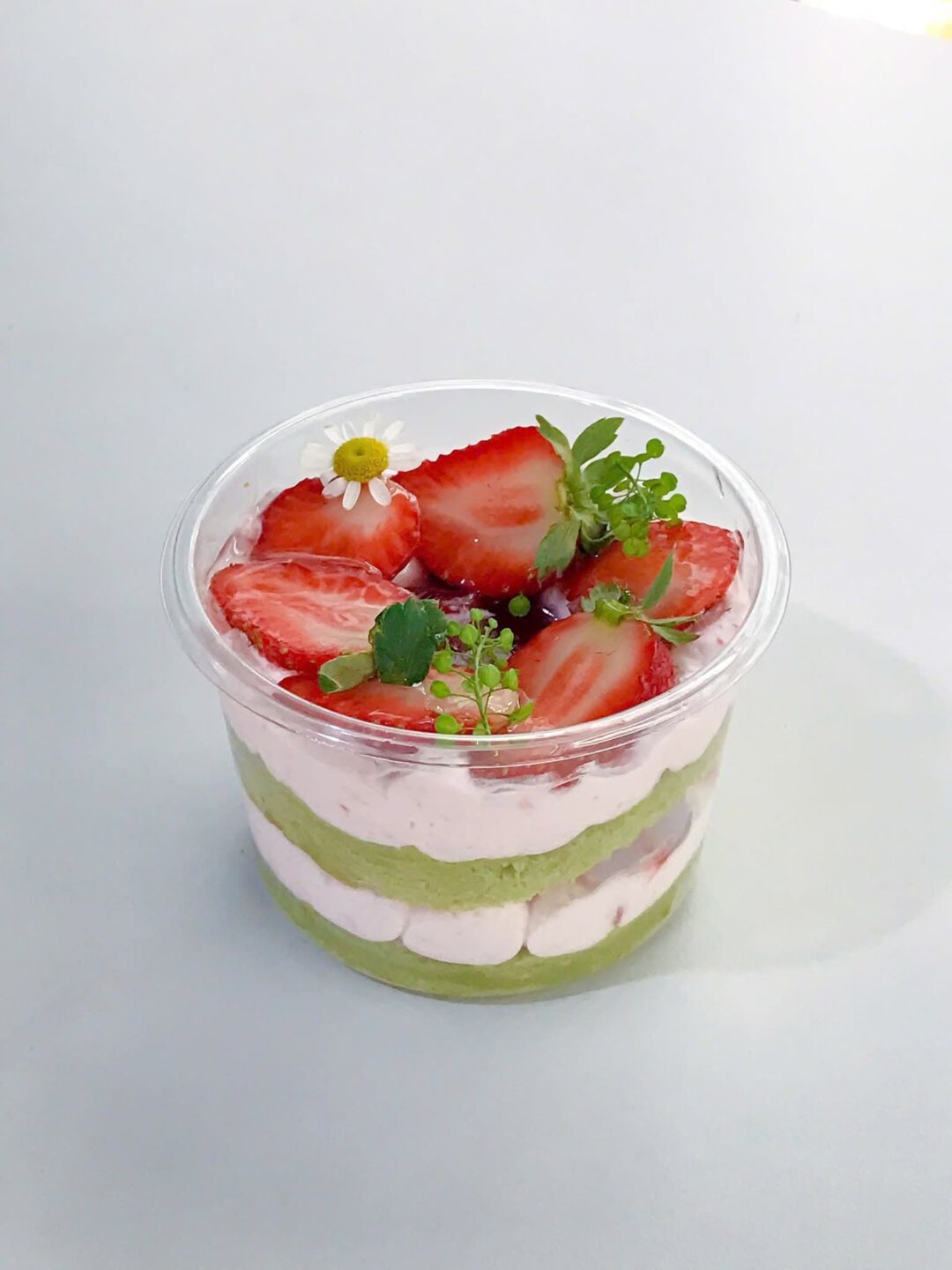 Cup trà xanh dâu tây