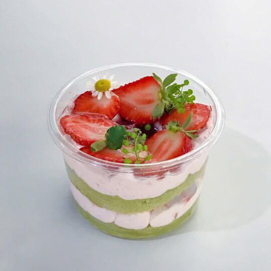Cup trà xanh dâu tây