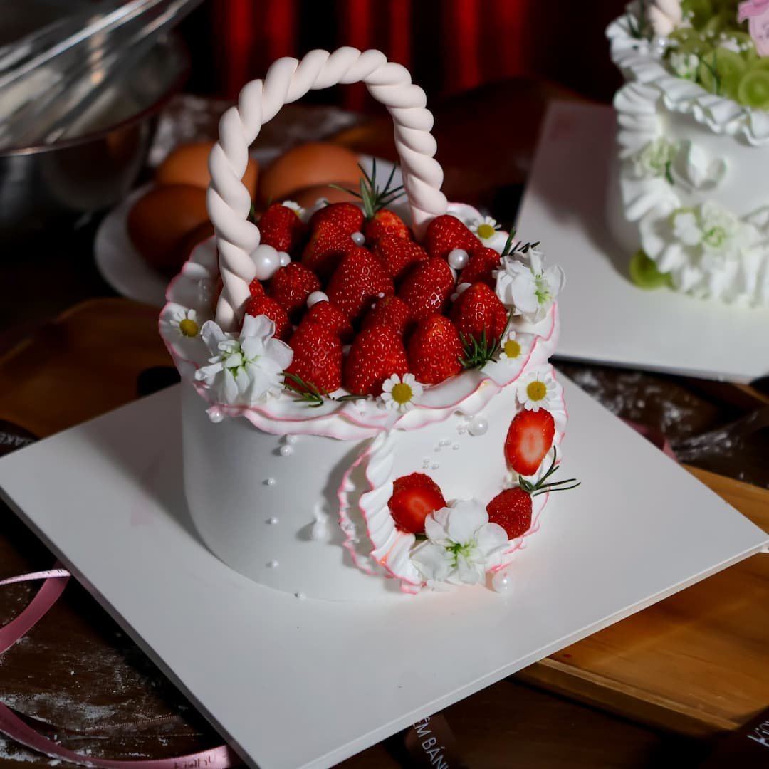bánh kem giỏ hoa dâu 14cm 320k