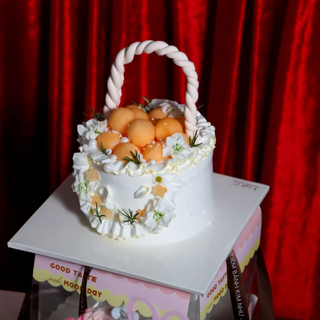 bánh kem sữa tươi, giỏ hoa 14cm 320k